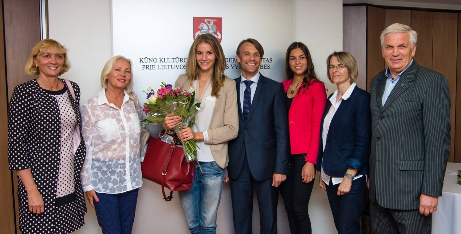 Pasaulio Universiadoje aukso medalius iškovojo dvi Vilniaus universiteto studentės: Airinė Palšytė (trečia iš kairės) ir Milda Valčiukaitė (penkta iš kairės). SSC archyvo nuotr.