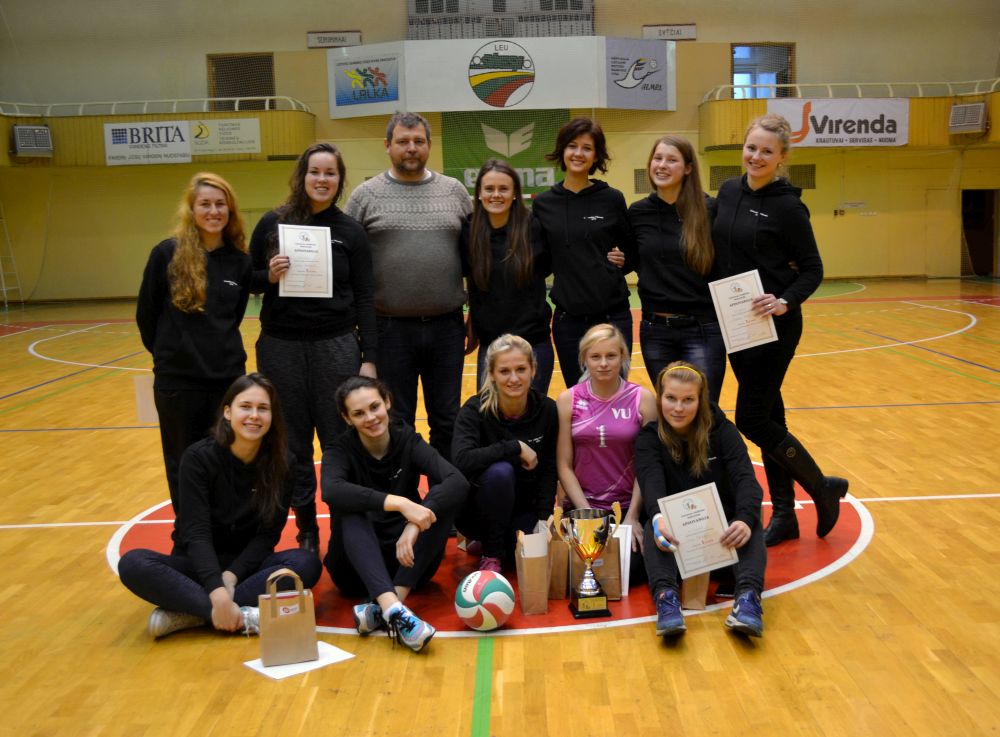 VU Merginų tinklinio komanda su treneriu Algirdu Bučinsku. SSC archyvo nuotr.