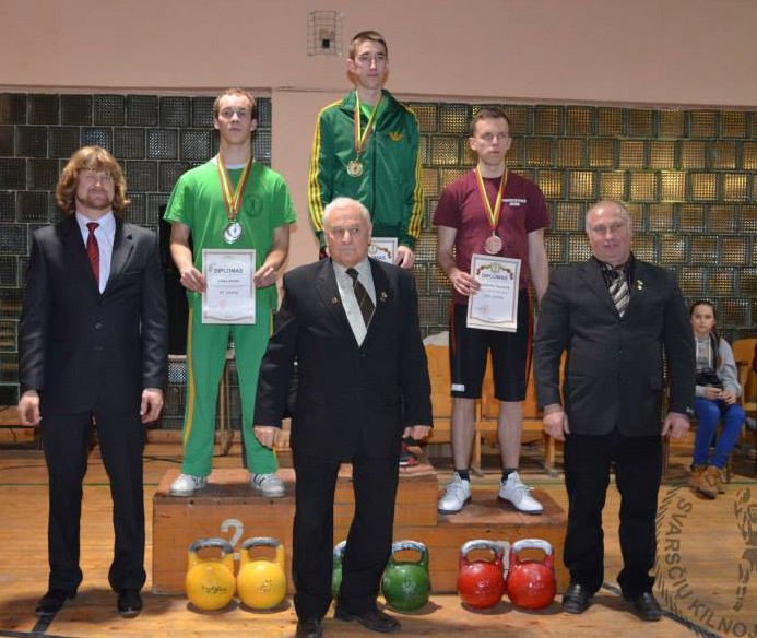 Dovydas Rokas (ant nugalėtojų pakylos) Lietuvos svarsčių kilnojimo čempionate užėmė I vietą. SSC archyvo nuotr.