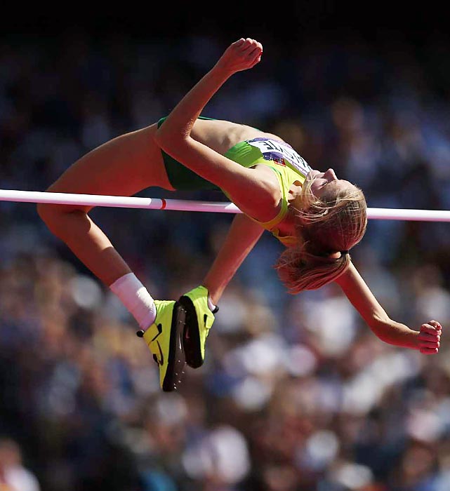 Į aukštį šoka Airinė Palšytė. Nuotraukos šaltinis: olympics.si.com