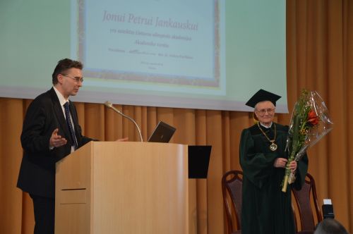 Naująjį LOA akademiką sveikina VU l.e.p. rektorius Jūras Banys. SSC archyvo nuotr.