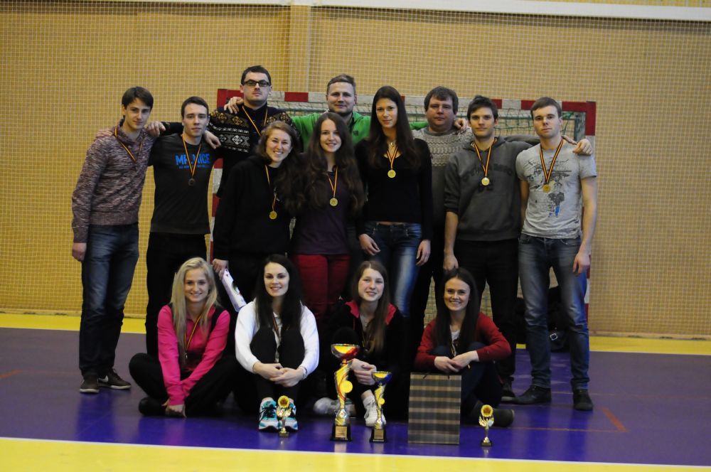 VU tinklinio rinktinės Vilniaus miesto čempionate pateko tarp geriausiųjų komandų. Merginos iškovojo I vietą, vaikinai – III vietą. SSC archyvo nuotr.