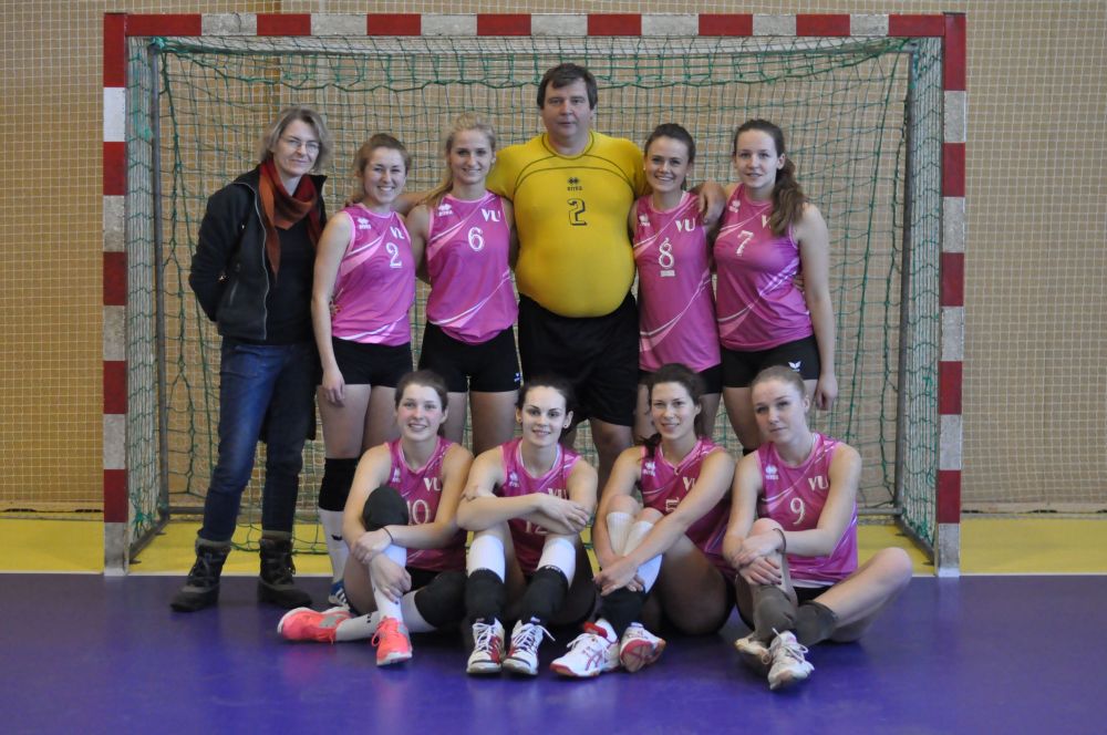 VU merginų tinklinio rinktinė finale nugalėjusi daugkartinę varžybų čempionę ir prizininkę džiaugėsi nauju Vilniaus miesto čempionato nugalėtojos titulu. SSC archyvo nuotr.  