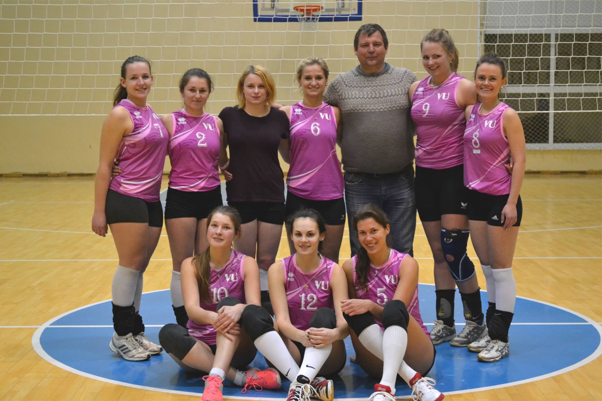 2013/2014 metų sezono VU merginų tinklinio rinktinė su treneriu A. Bučinsku. SSC archyvo nuotr.