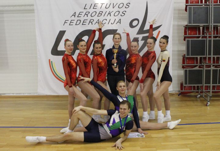 VU aerobinės gimnastikos komanda su trenere T. Gritėniene. SSC archyvo nuotr.