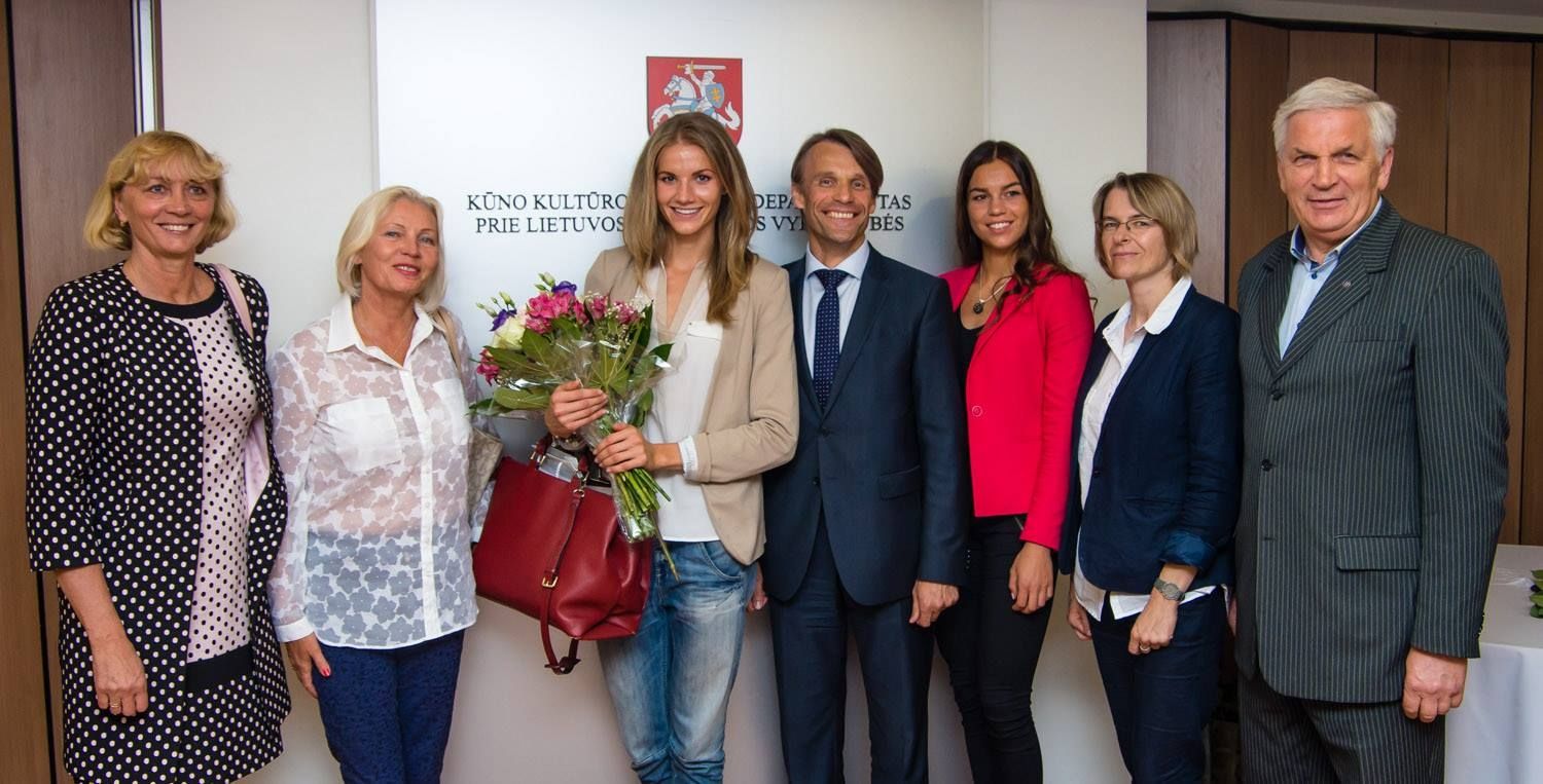 Pasaulio Universiadoje aukso medalius iškovojo dvi Vilniaus universiteto studentės: Airinė Palšytė (trečia iš kairės) ir Milda Valčiukaitė (penkta iš kairės). SSC archyvo nuotr. Pasaulio Universiadoje aukso medalius iškovojo dvi Vilniaus universiteto studentės: Airinė Palšytė (trečia iš kairės) ir Milda Valčiukaitė (penkta iš kairės). SSC archyvo nuotr.