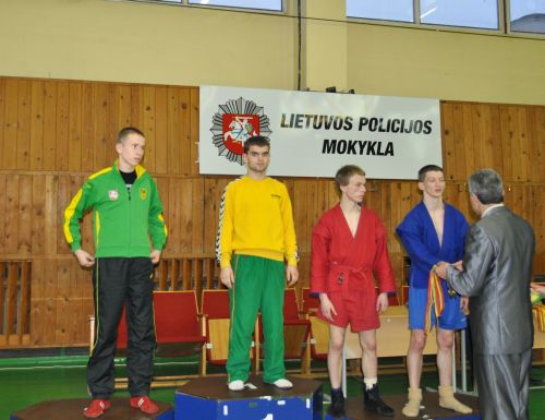 Vitalij Timošenko (viduryje) - savo svorio kategorijoje iškovojo I vietą. R. Naužemio nuotr. 