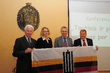 VU SSC vadovybei įteikta Lietuvos olimpinės akademijos vėliava, iš kairės LOA prezidentas prof. P. Karoblis, SSC direktorė R. žilinskienė, SSC profesorius J. Jankauskas, LTOK sekretorius A. Gudiškis