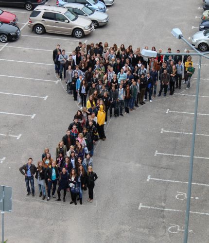 Tarptautinio verslo mokykla šiais mokslo metais prisideda prie Rektoriaus taurės varžybų organizavimo. Per varžybų atidarymą TVM SA iniciatyva iš studentų suformuota taurės formos eisena. SSC archyvo nuotr.