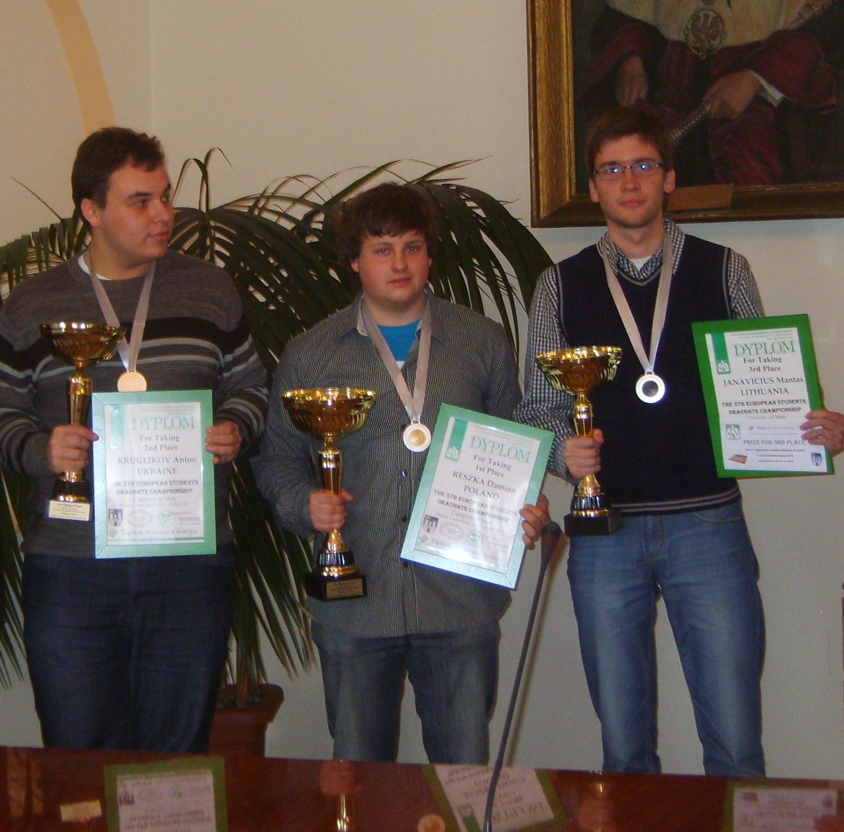 VU studentas Mantas Janavičius (pirmas iš dešinės) - Europos šaškių čempionato prizininkas. SSC archyvo nuotrauka 