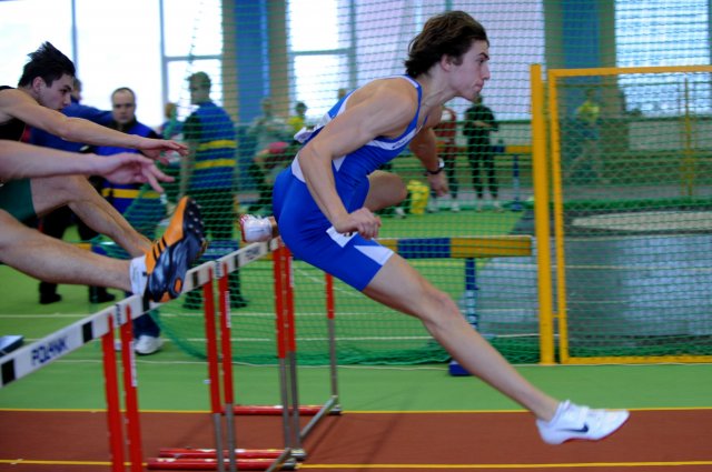 Bėga V. Valintėlis - barjerinio bėgimo čempionas. Nuotrauka A. Pliadžio