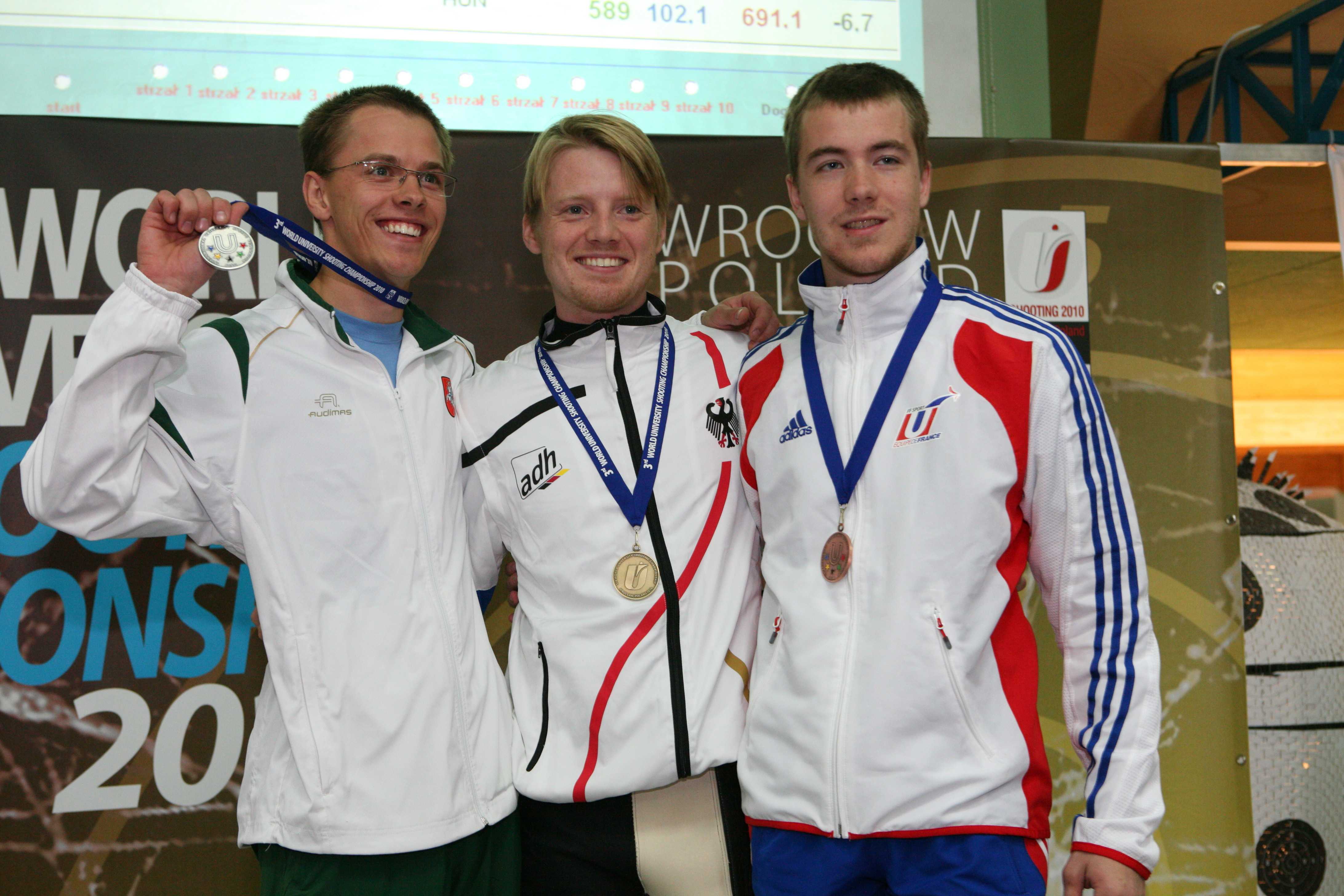 Karolis Girulis (pirmas iš kairės) džiaugėsi vicečempiono titulu, nuotrauka paimta iš www.shooting2010.acz.wroclaw.pl
