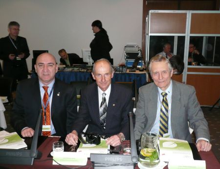 Iš dešinės į kairę: J. P. Jankauskas, Slovakijos Nacionalinio Olimpinio Komiteto delegatas Juraj Bobula ir Turkijos NOK delegatas C.Levent Karatas konferencijos metu. Asmeninio archyvo nuotr.
