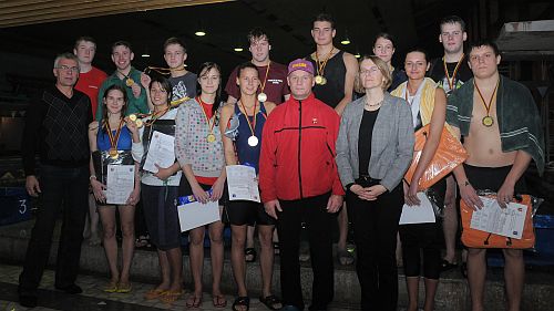 Varžybų dalyvių pasveikinti atvyko Sveikatos ir sporto centro direktorė R. žilinskienė (pirmoje eilėje dešinėje). V. Naujiko nuotr.