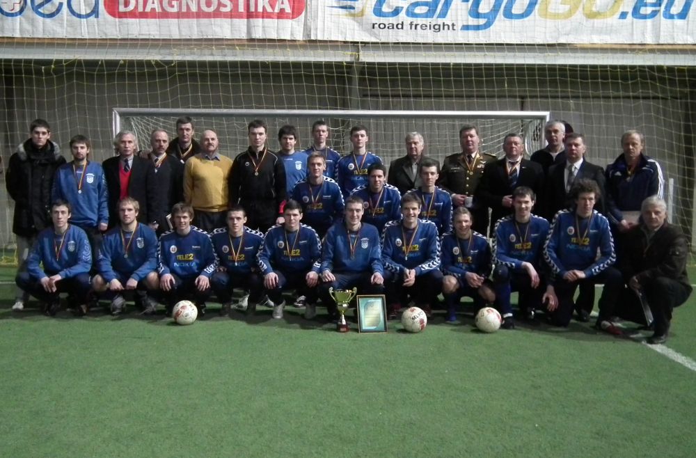 Futbolininkai apdovanojimus priėmė iš garbingų turnyro svečių: gen. V. Tutkaus, R. Vaigino, S. Dubiniko. SSC archyvo nuotr. 