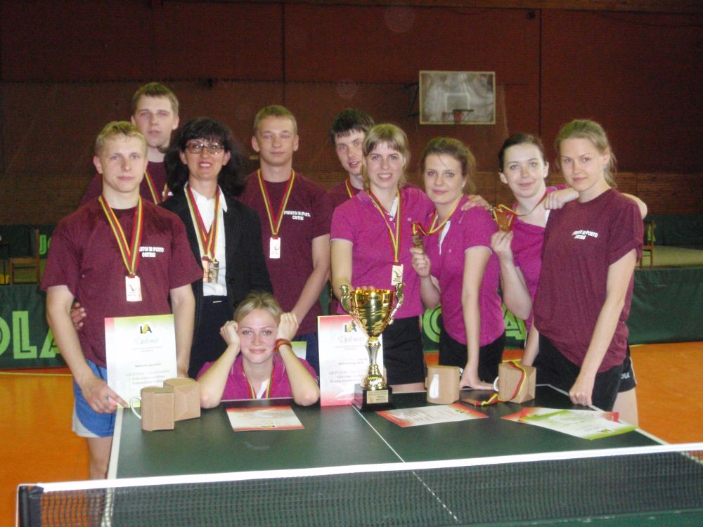 Stalo teniso varžybose po ilgos pertraukos startavo ir vaikinų komanda, pelniusi III vietos apdovanojimą. SSC archyvo nuotr.