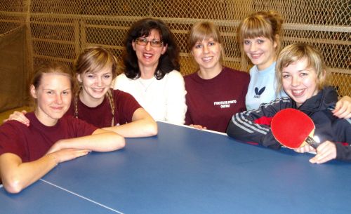 Aistė Macaitė (dešinėje) kartu su kitomis rinktinės narėmis jau trečius metus kovoja dėl geriausios stalo teniso komandos vardo. SSC archyvo nuotr. 