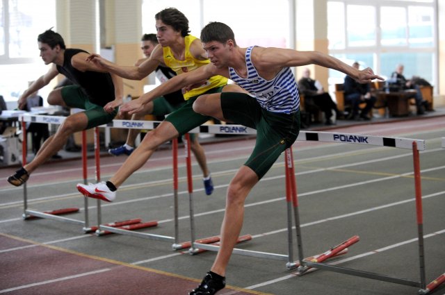 Viduryje bėga V. Valintėlis - 60 m b/b rungties čempionas, nuotrauka A. Pliadžio